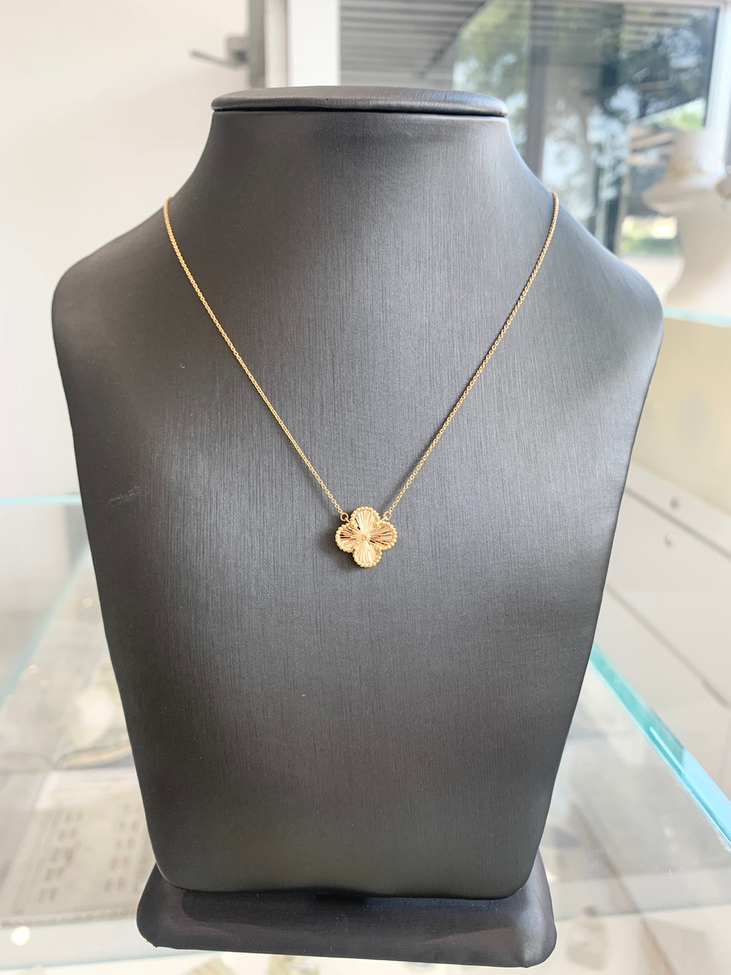18kt Solid Gold Diamond Cut Charm Clover Leaf Pendant Necklace Ladies